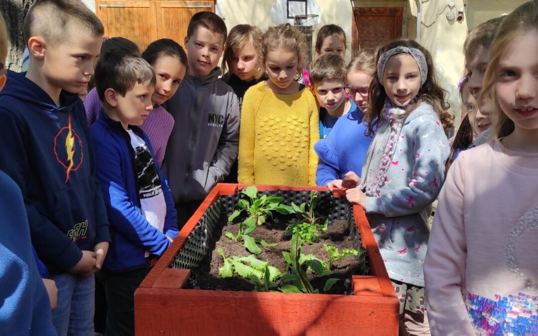 Kertészkedik a kis épület