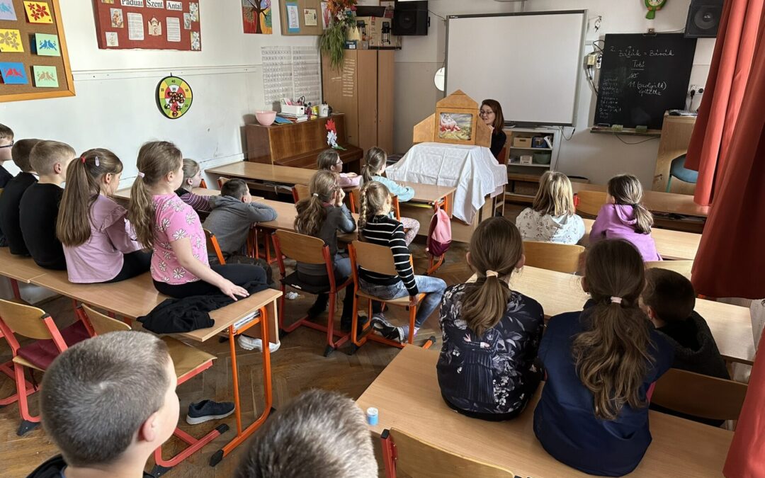 Meséről-mesére a III. Papírszínház és diafilm délutánon