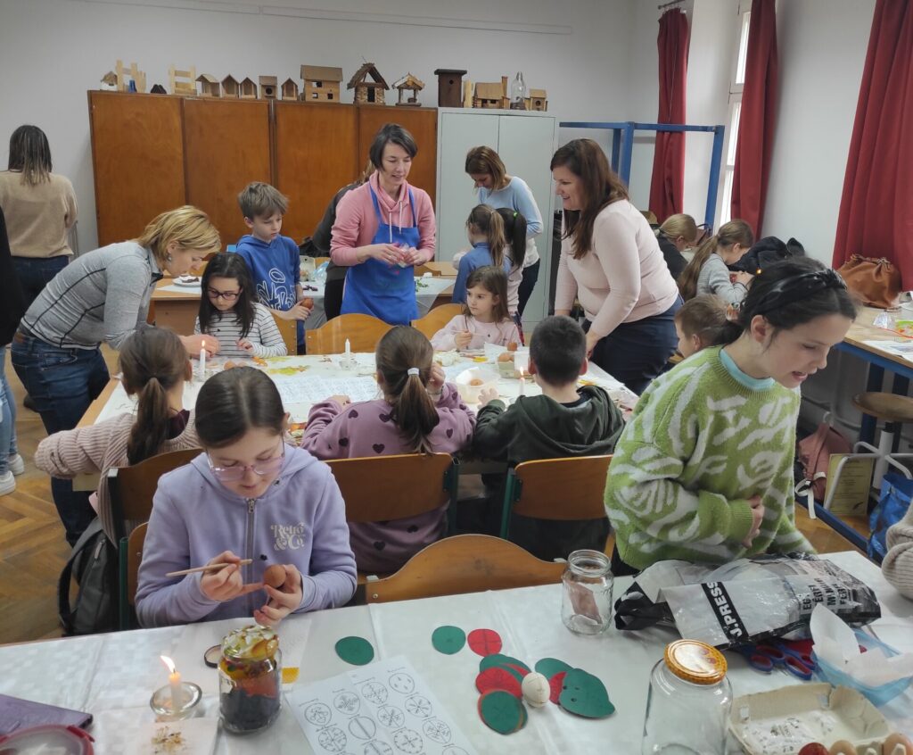 Éledő néphagyomány – közös húsvéti tojásfestés iskolánkban