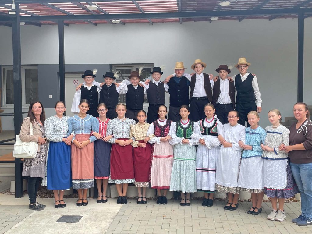 Néptáncosaink Apácatornán szerepeltek