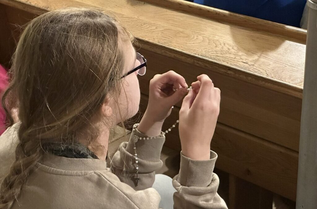 Egy millió gyermek imádkozza a rózsafüzért