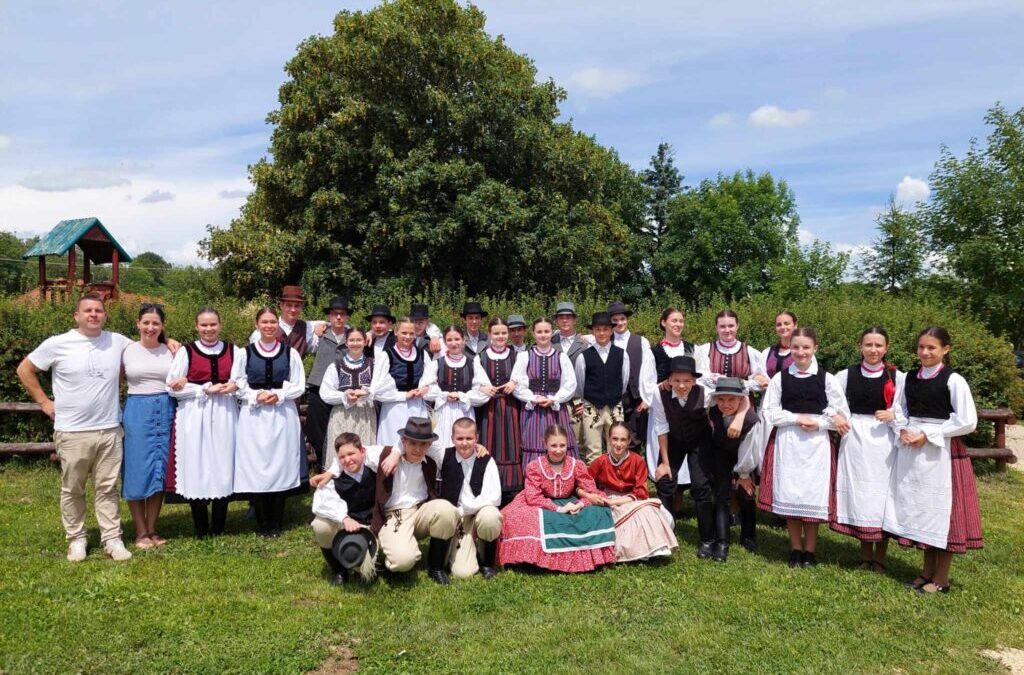 Táncosaink műsora Iszkázon