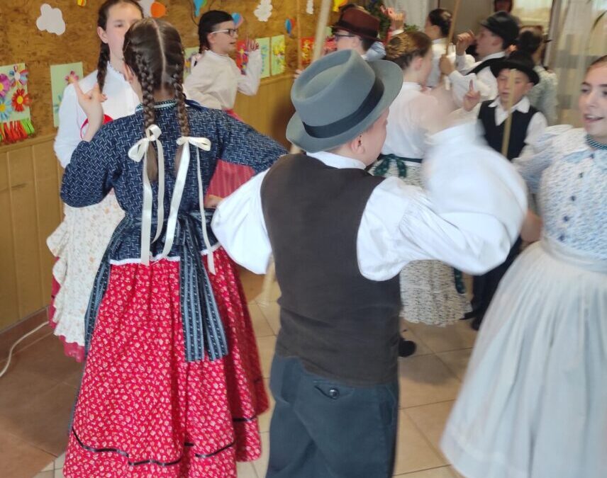 Májusfa-kitáncolás